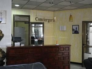 1918 le bureau du concierge il est absent